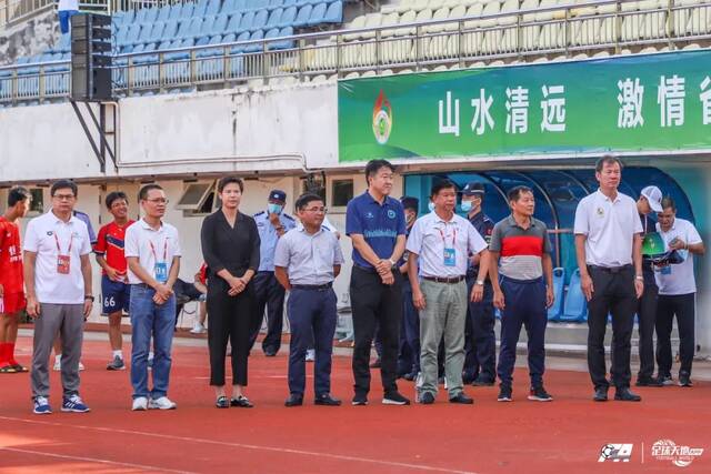 广州市体育局副局长吴民春（右一）、广州市足球协会主席谢志光（右二）出席颁奖典礼