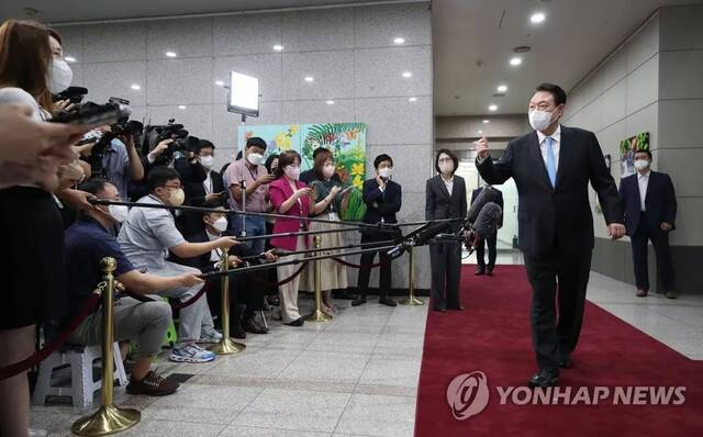8日上午，尹锡悦在总统府答记者问。图源：韩联社