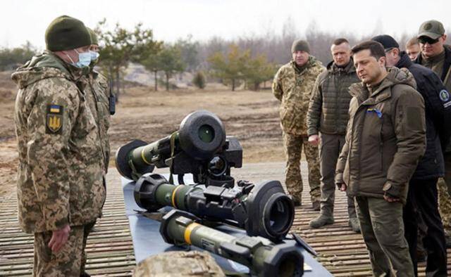 泽连斯基观看西方援助的武器。图源：外媒