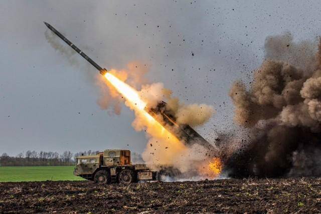 俄军火箭炮向乌军阵地开火。图源：俄国防部