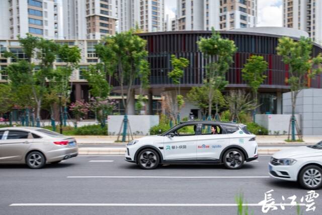 武汉重庆发放中国首批自动驾驶全无人商业运营牌照，百度独家获批