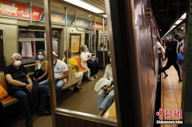 资料图：乘客乘坐美国纽约市地铁。中新社记者廖攀摄