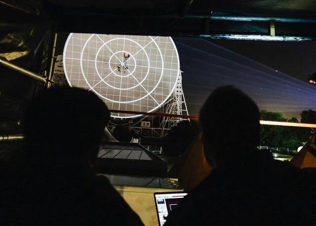 英国柴郡音乐节选定乔德雷尔班克天文台附近举行射电望远镜碟形天线投射宇宙影象
