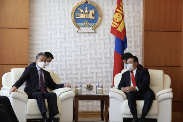 蒙古国国家大呼拉尔主席赞登沙特尔会见王毅