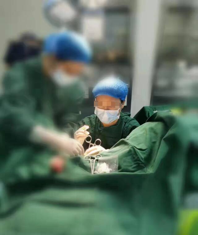 小丽主刀手术的工作照图片由受访者提供