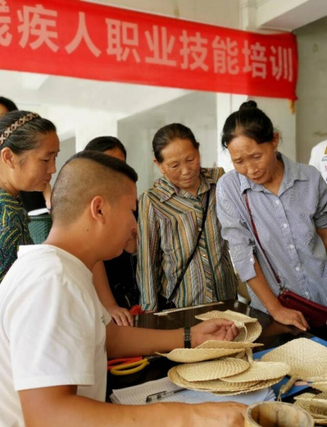 吉信蒲扇的手艺前后迭代了10余次，舒立俊在为村民讲解新的编织手法。摄影|王鑫