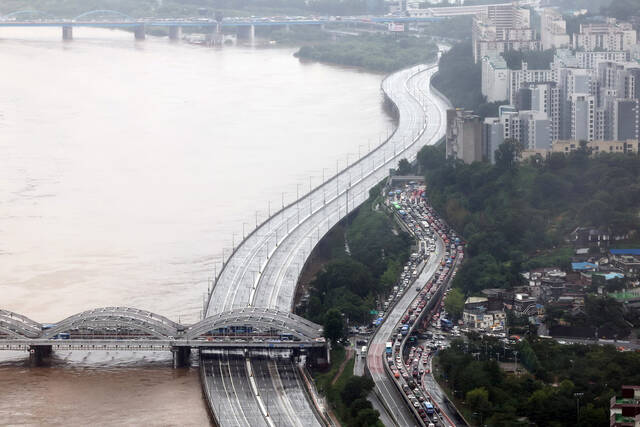 多图直击韩国首尔特大暴雨：市中心一片汪洋 已有8人遇难6人失踪