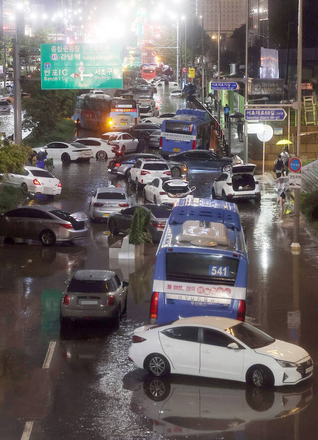 多图直击韩国首尔特大暴雨：市中心一片汪洋 已有8人遇难6人失踪