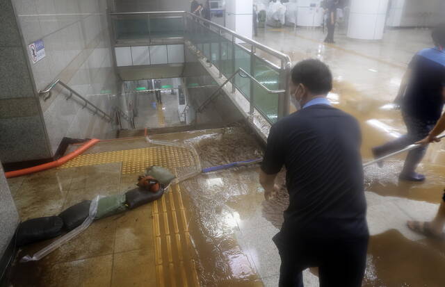 多图直击韩国首尔特大暴雨：市中心一片汪洋 已有8人遇难6人失踪