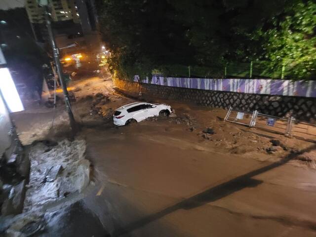 8月9日，京畿道一住宅区，一辆汽车陷入泥潭。（资料图）