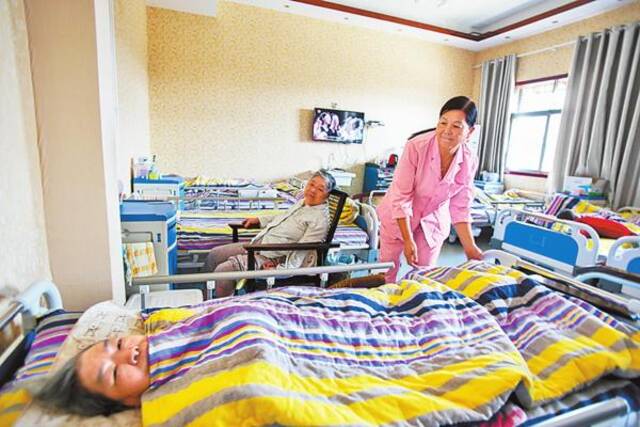 许昌一社区养老中心，工作人员正在护理老人。