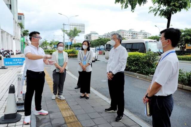 周红波（右二）（图片来源：三亚发布）