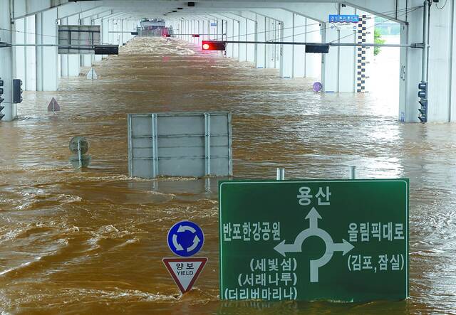 韩国首尔8日遭遇罕见暴雨，目前已造成9人死亡。图为9日首尔被淹的街道。（IC photo）