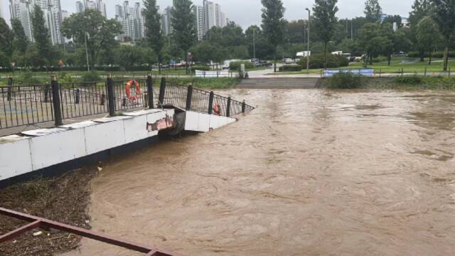 韩国首都圈暴雨死亡人数升至11人