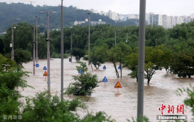 图为首尔多个地段被水淹没。