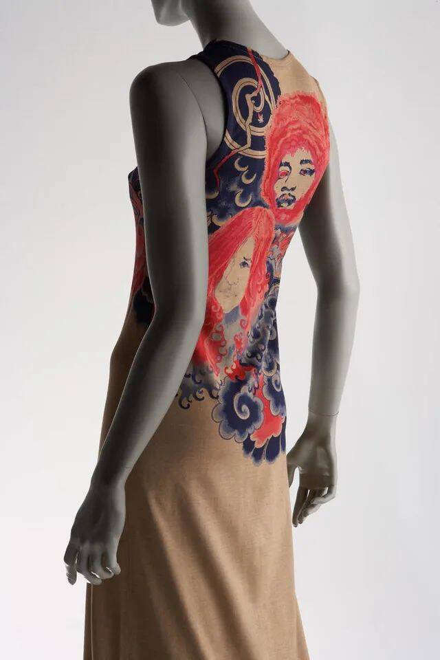 《纹身》，图片来自京都服饰文化研究所（Kyoto Costume Institute），由三宅一生促成建立。