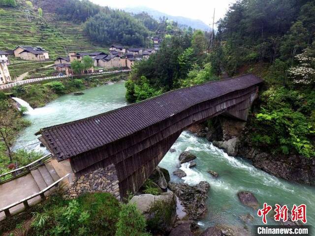 资料图：航拍下的寿宁县下党乡鸾峰桥。王东明摄