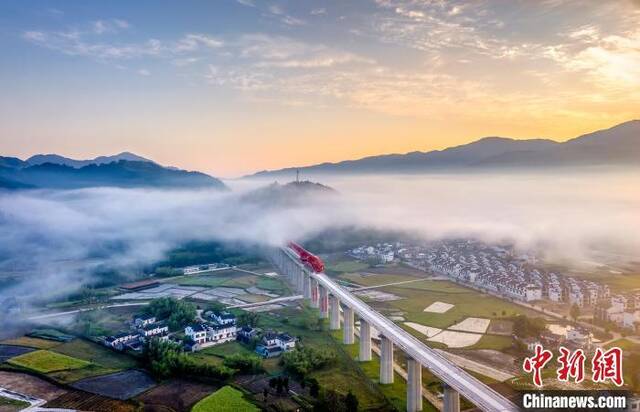 资料图：安徽高铁黄金旅游线路——池黄高铁穿云破雾风景如画。李和平摄