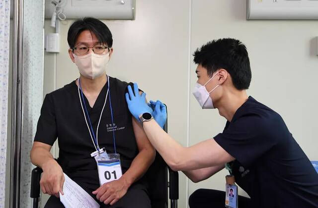 当地时间2022年6月27日，韩国首尔，位于首尔市中区的国立中央医疗院开始为医护人员接种猴痘疫苗。图/IC photo