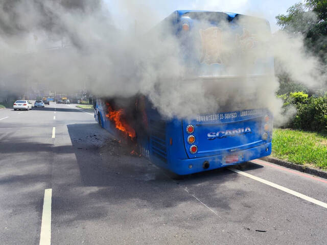 游览车左后车轮爆胎并起火燃烧，所幸车上人员及时下车避难，无人受伤。图片来源：台湾“中央社”