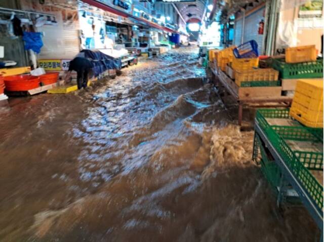 △8月8日，韩国京畿道富川市某市场因暴雨被淹图片来自韩国媒体（央视新闻客户端）