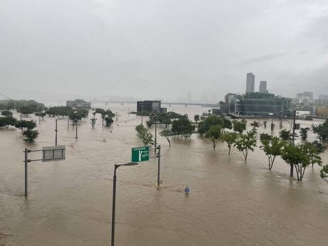 △汉江潜水桥完全被洪水淹没图片来自韩国媒体（央视新闻客户端）