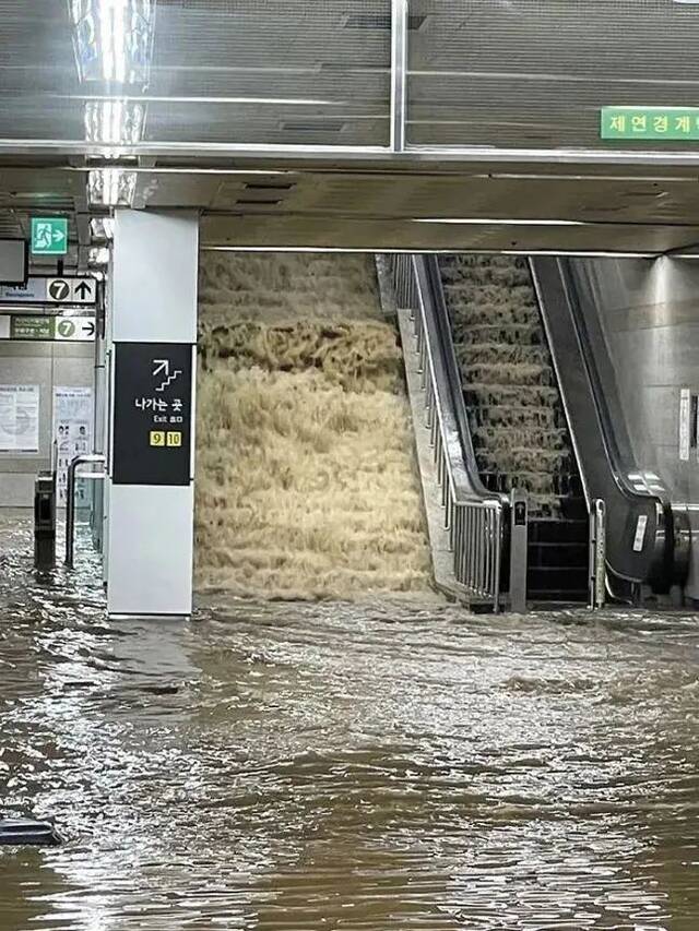 △首尔一处地铁站被淹图片来自韩国媒体（央视新闻客户端）