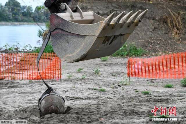 当地时间8月7日，意大利Borgo Virgilio，当地遭受了70年来最严重的干旱，人们在干涸的河床发现了一颗二战时期的炸弹。