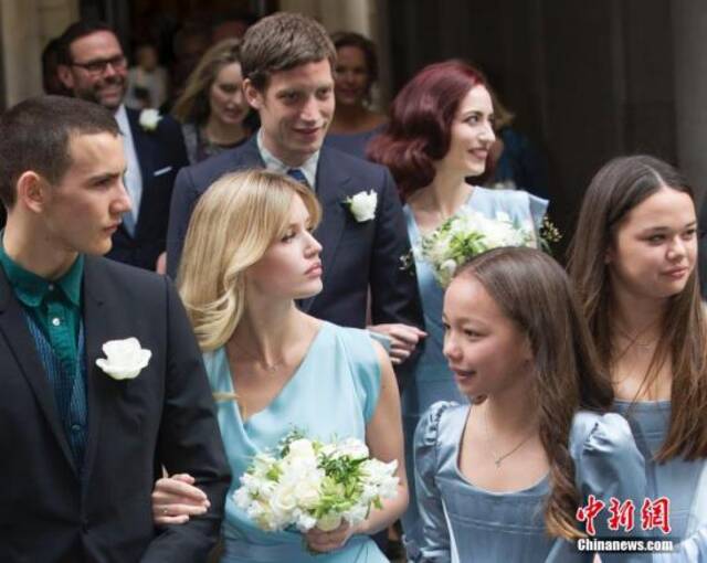 默多克与霍尔两人各自的女儿在婚礼上充当伴娘团。图片来源：视觉中国