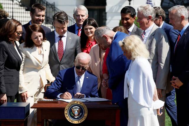 ▲8月9日，美国华盛顿，美国总统拜登在白宫签署《芯片和科学法案》并发表讲话。图/IC photo