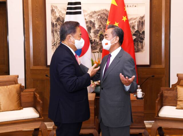 2022年8月9日，国务委员兼外长王毅在山东青岛同来华访问的韩国外长朴振举行长时间会谈。外交部网站图
