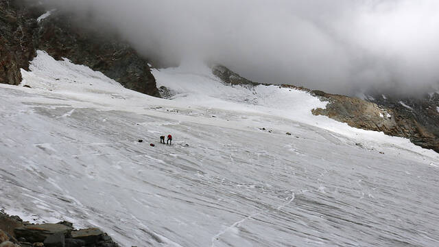 阿尔卑斯山冰川融化登山者遗骸及飞机残骸重见天日