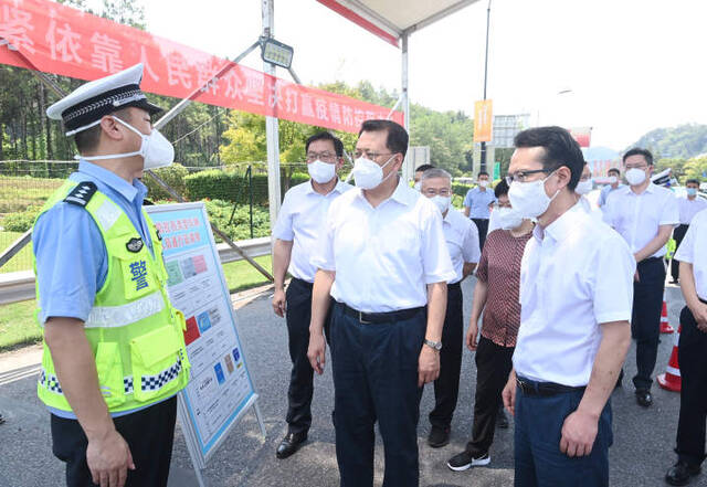 8月13日，省委书记袁家军赴杭金衢高速义乌出口，检查交通卡口封控措施落实情况，慰问防疫一线人员。浙江新闻客户端记者胡元勇摄