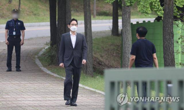 2021年8月13日，李在镕获得假释出狱图：韩联社
