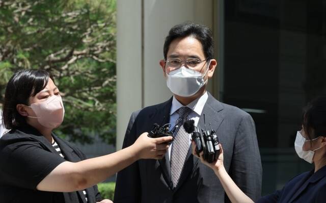 8月12日，在首尔中央地方法院，三星电子副会长李在镕出庭受审后对获赦发表立场图：韩联社