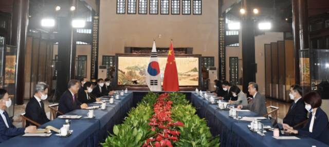 8月9日，王毅同韩国外长朴振举行会谈图：外交部网站