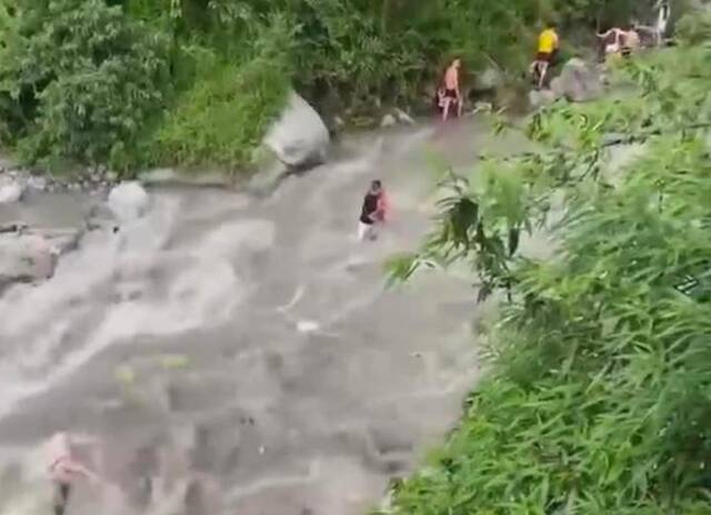 成都彭州山洪事发地是泄洪渠，设“请勿下河”标识，在社交平台成玩水点