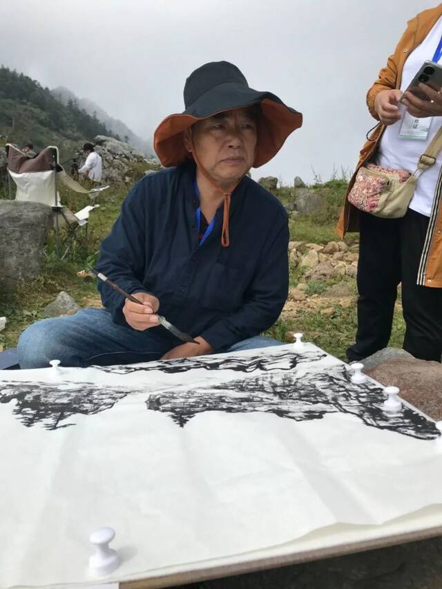 岳黔山教授在写生现场