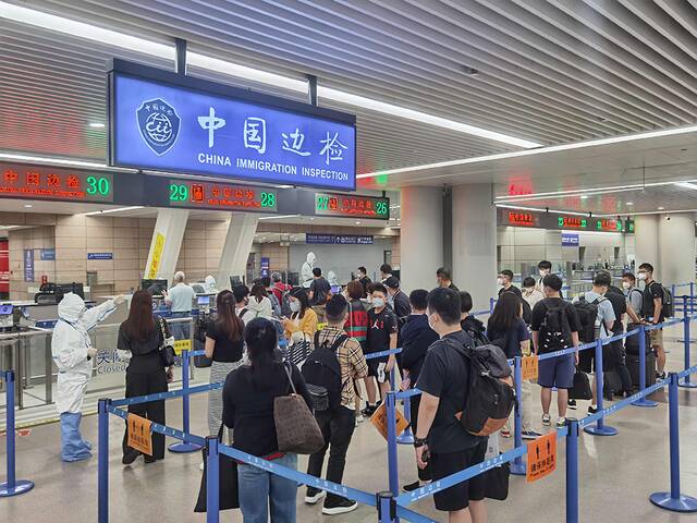 上海机场边检站开足查验通道，保障旅客快速通关。杨夏杰摄