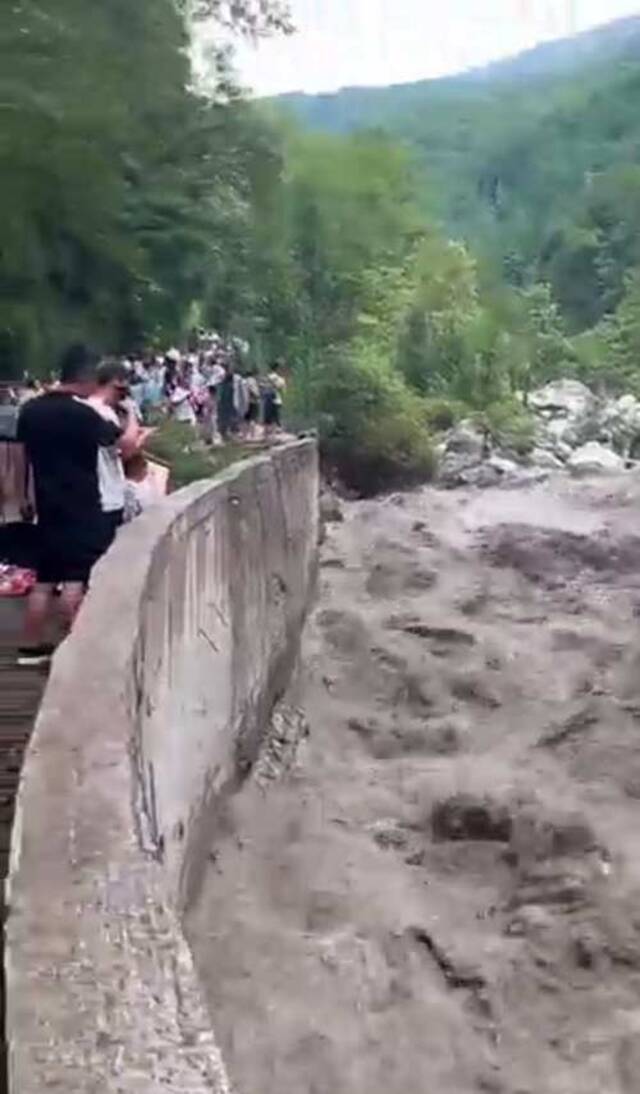 洪水暴涨，水势很急。图片来源：视频截屏