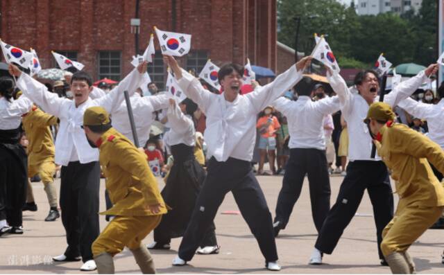 韩国民众纪念日本投降77周年：表演痛打“日军”，飞踹“旭日旗”