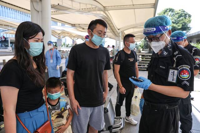 8月15日，海口美兰国际机场工作人员查验离岛旅客的核酸信息。新华社记者张丽芸摄