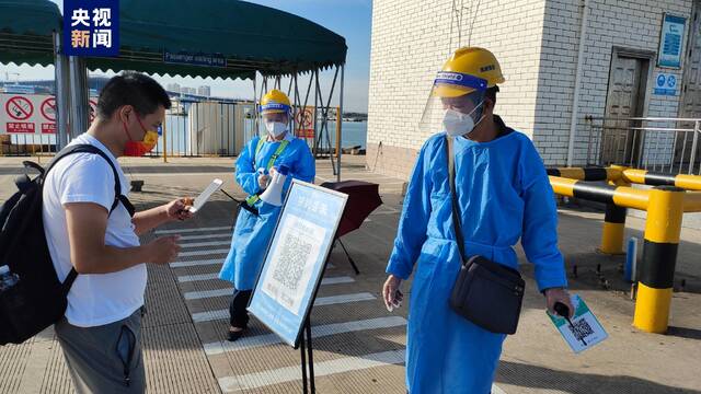 海南海口：首批健康管理驿站滞留旅客乘船离岛