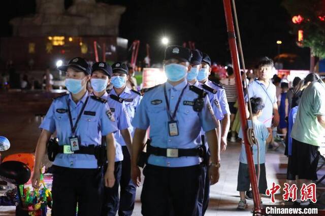 资料图：图为郑州夏夜治安巡查行动中警方在巡逻。郑州市公安局摄