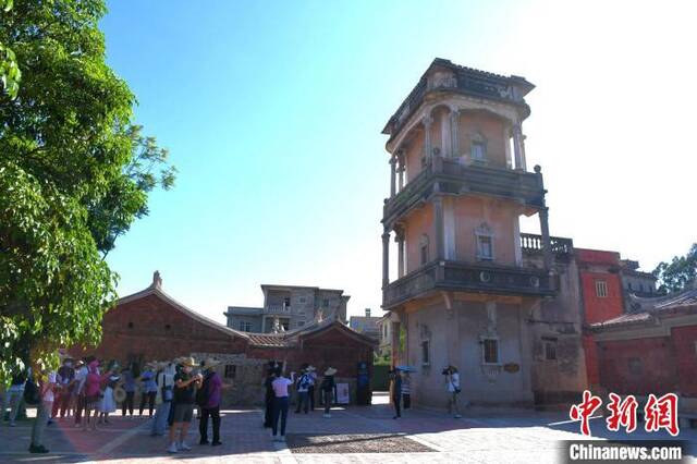 游客在梧林参观修建于1934年的碉楼——“枪楼”。王东明摄