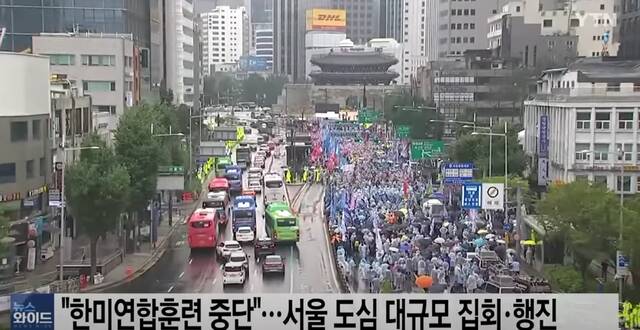 8月13日，韩国市民团体举行大规模集会。（韩国YTN电视台）