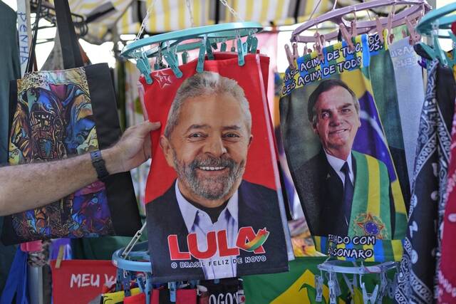 巴西里约热内卢街头，卢拉和博索纳罗的选举旗帜图源：社会媒体