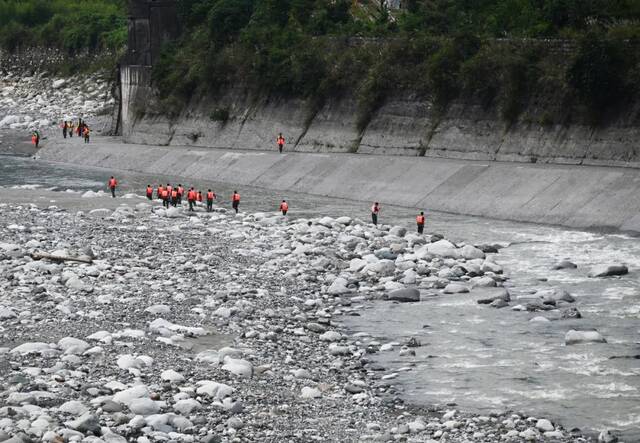 8月14日，四川成都彭州，救援队员在龙漕沟下游的湔江两岸搜索。图/澎湃影像