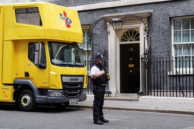 当地时间2022年8月15日，英国伦敦，英国首相鲍里斯·约翰逊即将离任，搬家的车辆出现在唐宁街10号首相官邸外。