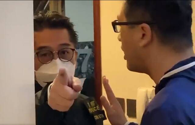 港警上门拘捕前立法会议员林卓廷社交媒体视频截图